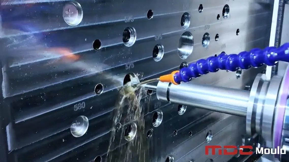 精度始于內(nèi)在:深孔鉆削在模具制造中的作用